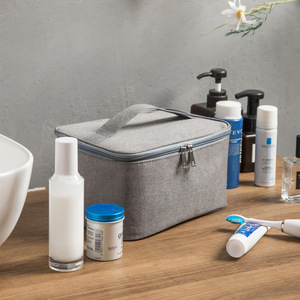 Trousse de toilette rectangulaire grise imperméable pour le voyage et le rangement de maquillage - Product Image 1