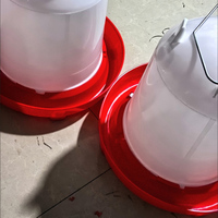 Abreuvoir pour poulets en plastique de 1L pour élevage au sol en ferme avicole