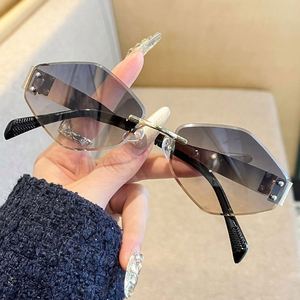 Lunettes de soleil polygonales sans monture en alliage hexagonal rétro tendance 2025 avec logo personnalisé, protection UV400 pour femmes - Product Image 2
