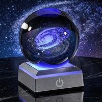 Lampe de Chevet LED en Verre Gravé 3D avec Boule de Cristal, Intensité Réglable par Touche, Base USB et Batterie, Lampe de Bureau Personnalisable, Vente en Gros, Décoration Maison Galaxie Lune