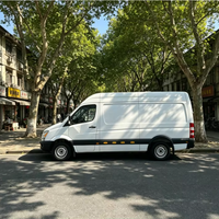 Fourgon de livraison à double porte arrière avec protection sous carrosserie pour le réseau de dépôts à l'étranger, la distribution et le restockage des marchés, destiné aux grossistes