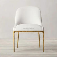 Chaise de salle à manger contemporaine de luxe moderne avec structure en métal martelé, dossier incurvé et revêtement rembourré, pour cuisine, restaurant, hôtel