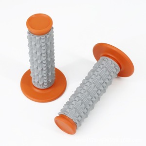 Poignées de guidon tout-terrain universelles, revêtement en silicone épais avec de grosses particules pour une adhérence maximale - Product Image 1