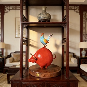 วัวกระทิงเปลี่ยนกระแสแห่งโชคชะตา ไก่แจ้นำความโชคดี ประติมากรรมชิ้นนี้แกะสลักและหล่อขึ้นรูปโดยโบจิยี - Product Image 6