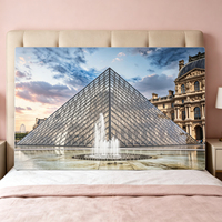 Art mural métallique moderne et emblématique de la vue nocturne de Paris avec la Pyramide du Louvre pour un salon élégant