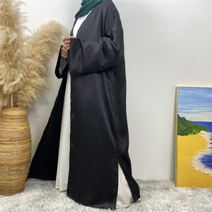 1439 #   Abaya pour femmes musulmanes en satin lisse, style kimono à manches fendues, vêtement islamique populaire, abayas modestes imprimées avec des lignes argentées - Product Image 5