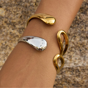 กำไลข้อมือสแตนเลสสตีลขัดเงาสองสี แฟชั่นเครื่องประดับสำหรับทุกเพศ - Product Image 2