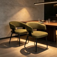 Chaise de salle à manger en bouclette vert mousse, dossier ouvert, accoudoirs incurvés, pieds en métal noir pour hôtel, restaurant, café, usage commercial