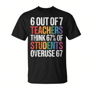 6 sur les 7 enseignants estiment que 67 % des élèves utilisent trop de [termine à insérer ici, par exemple : "smartphones", "appareils électroniques", etc.] T-shirt avec citation - Product Image 2