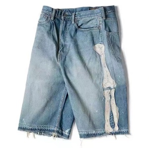 <span class=keywords><strong>Short</strong></span> en jean personnalisé pour hommes avec écusson <span class=keywords><strong>Short</strong></span> en jean bleu délavé vintage Y2K Jeans avec écusson en <span class=keywords><strong>cuir</strong></span> brodé - Product Image 1