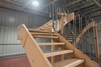 Escalier en colimaçon moderne et durable en bois massif, fabriqué sur mesure par JiangsuFactory, avec marches en bois massif pour villas et hôtels de luxe