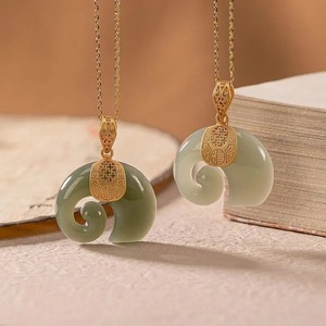 หยกเขียวเฮเทียนธรรมชาติ ชุบทอง 18K สร้อยคอจี้รูปทรงริมฝีปาก ดีไซน์มงคลรูยี่ เครื่องประดับหรูหราสำหรับทุกเพศ - Product Image 4