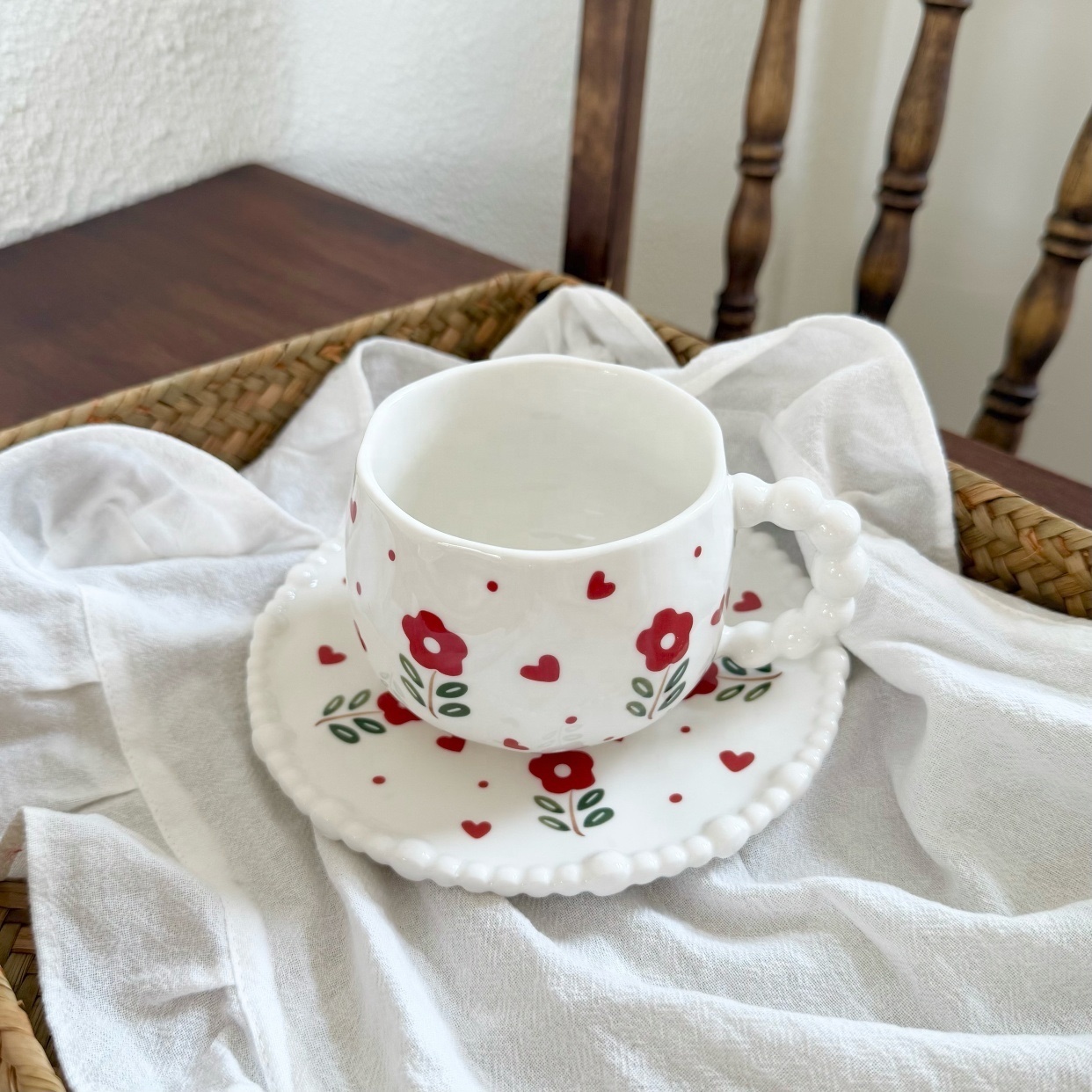 Tasse et soucoupe 320ml - Motifs cœurs de grandes fleurs rouges