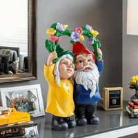 Figurine en résine de couple de gnomes avec couronne florale, peinte à la main, statue artistique, décoration de Noël pour la maison, modèle de collection pour les fêtes