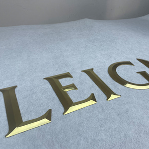 Insegna in Metallo Composito con Lettere 3D Personalizzate, Finitura Nera e Oro, Base in Acciaio Inox e Fronte in Acrilico - Product Image 3