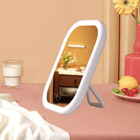 Petit miroir de maquillage portable pour filles, cadre en métal durable, support avec lumière LED tactile, design transfrontalier, utilisation sur le bureau