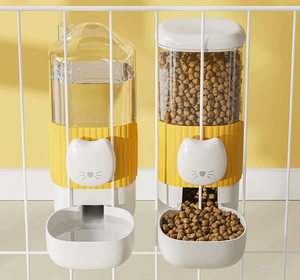 Köpekler ve kediler için otomatik evcil hayvan besleme kasesi sınır ötesi katı desen plastik su şişeleri asılı kedi kafesi seyahat için - Product Image 1