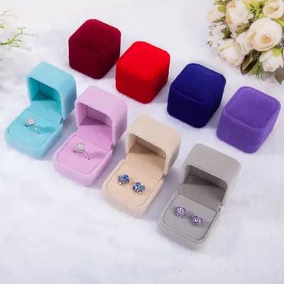 Contenitore di gioielli di moda all'ingrosso personalizzato romantico dolce colorato piccolo flanella anello di fidanzamento scatola di gioielli anello per le donne