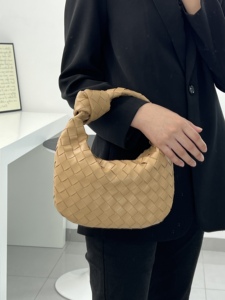 Shopping <span class=keywords><strong>Online</strong></span> dalla Cina a Prezzi Scontati Nuovi Articoli <span class=keywords><strong>di</strong></span> <span class=keywords><strong>Moda</strong></span> Estivi Mini Borsa a Mano in Tessuto PU Intrecciato a Mano da Donna - Product Image 5