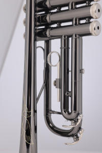 Trompette Bb d'entrée de gamme, corps en laiton jaune nickelé noir, avec étui de qualité supérieure (TP8001NB) - Product Image 5