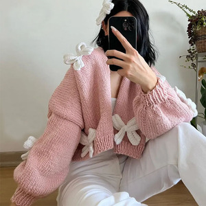 Cardigan in maglia pesante lavorato a mano invernale da donna con maniche a sbuffo personalizzate con chiusura monopetto fiocco bianco in rosa - Product Image 3