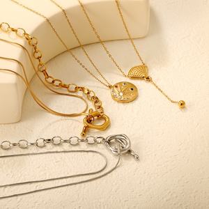 Collar de Acero Inoxidable Antideslustre con Colgante de Concha Impermeable Personalizado, Diseño de Moneda Irregular Larga y Moderna con Zirconia - Product Image 1