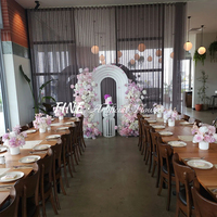 Arche de fleurs artificielle personnalisée en soie blanche et rose pour centres de table et toile de fond de mariage