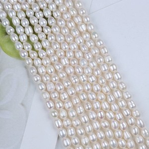 Perles d'eau douce naturelles en forme de riz de 5-6 mm en gros, en fils dispersés, pour bracelets et colliers DIY, disponibles en diverses couleurs - Product Image 1