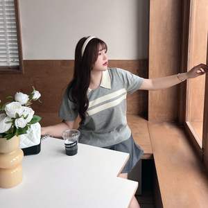 Runqi N8698 Haut en tricot rayé à col polo pour femme, manches courtes, grande taille, gris, en coton, pour femmes courbes - Product Image 3