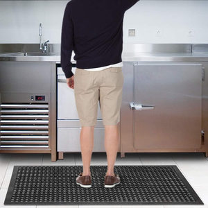 Alfombra de Goma con Orificios para Alivio de Presión, Interconectable, para Cama de Descanso en Cría de Animales y Uso en Granjas Ganaderas, Directo de Fabricante - Product Image 4