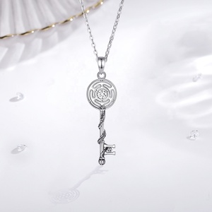 Vente en gros de bijoux tendance en argent sterling 925 plaqué or 18 carats avec pendentif clé de la roue Hécate pour femmes - Product Image 5