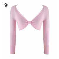 Ensemble deux pièces sexy rose pour femme : Crop top à manches longues avec nœud au dos et décolleté plongeant, pantalon évasé taille haute avec détail nœud.