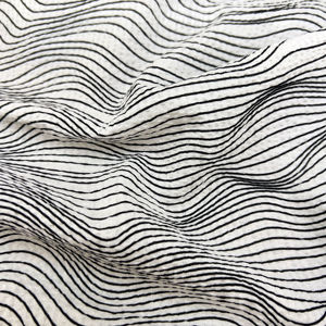 Tissu en coton à rayures ondulées bicolores : options blanc/noir et noir/blanc, 80 g/m², effet froissé au sel, sans repassage, pour robes et foulards - Product Image 1