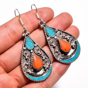 Boucles d'oreilles pendantes en argent sterling tibétain avec corail turquoise, design bohème pour femme - Cadeau pour mariage ou fête - Product Image 2