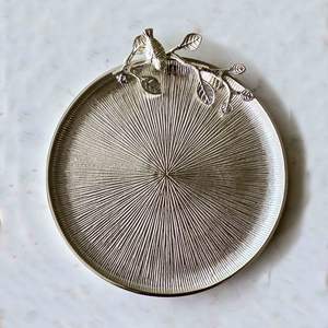 Plateau de service de forme ronde en métal d'aluminium coulé au design de luxe attrayant fabriqué à la main pour la maison, l'hôtel et le restaurant utilisent une plaque de chargeur - Product Image 2