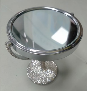 Espejo Redondo Metálico de Doble Cara con Rotación de 360 Grados y Juego de Cepillos para el Cabello con Decoración de Incrustaciones de Diamantes Hechas a Mano - Product Image 3