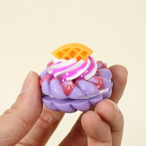 Modelos de donuts rellenos de crema de PVC, llaveros y colgantes para bolsos con forma de pastel realista multicolor. - Product Image 4