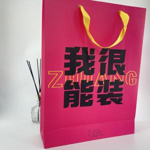 Bolsa con asa de papel impresa personalizada a bajo precio y éxito de ventas - Product Image 1