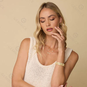 Collar Gemnel String of Stars, Cadena de Plata de Ley 925 con Baño de Oro, con Cinco Elegantes Dijes de Estrella con Circonita Cúbica, Extensor de Longitud - Product Image 5