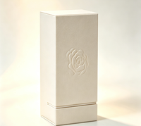 Boîte cadeau rigide de luxe personnalisée avec fermeture magnétique, structure verticale fendue, motif rose en relief, impression quadricolore, boîte en papier