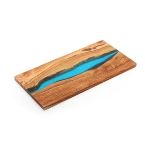 Tabla de Cortar de Madera de Olivo Hecha a Mano con Resina, para Alimentos Cocinados y Bocadillos, de Natural House - Product Image 5