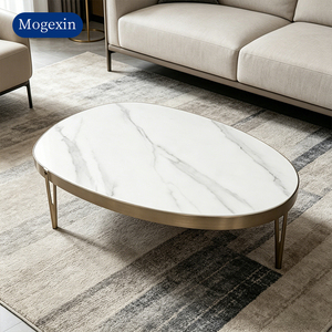 Table basse ovale contemporaine de luxe avec plateau en pierre frittée veinée blanche et structure en métal doré fin pour salon - Product Image 2