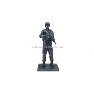 Figura militare della scultura della statua del soldato di vario stile della resina all'ingrosso su ordinazione di alta qualità - Product Image 1