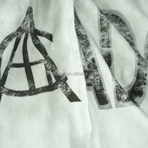 T-shirt da uomo bianca in cotone lavato effetto vintage, con stampa DTG, effetto sbiadito dal sole e strappi distressed - Product Image 5