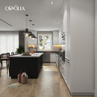 Meubles de cuisine OPPOLIA E1 Standard en quartz avec portes peintes blanches style Shaker et îlot noir ou solutions de cuisine pour constructeurs
