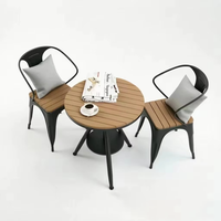 Ensemble de table à manger d'extérieur moderne et durable avec structure en fer et matériau en bois pour hôtel et jardin/terrasse/cour