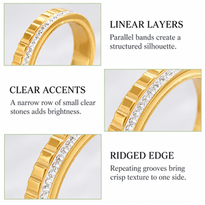 Anillo de banda texturizado en tono dorado con fila de acentos de piedra transparente y borde acanalado, joyería moderna apilable - Product Image 3