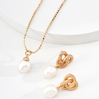 Collier tendance pour femme avec pendentif en perle naturelle d'eau douce blanche et chaîne en argent tibétain, idéal pour les soirées
