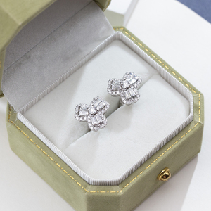 Boucles d'oreilles Messi Jewelry MSE-852 en or jaune 18 carats avec diamants taille baguette et taille rond pour femmes - Product Image 4