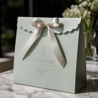 Sac cadeau en papier vert menthe personnalisé de luxe en gros |   Emballage de traiteur haut de gamme avec bord festonné et ruban en soie